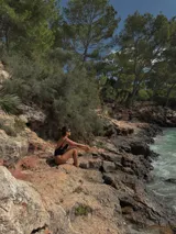 Traje de baño enterizo negro, modelo vedetina con breteles regulables y forro interno.