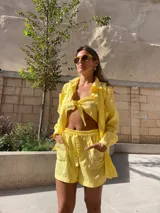 Short amarillo con estampado de cuadrillé, con cintura elástica y cordón ajustable.