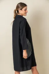 Túnica marrón de viscosa texturizada con cierre de botones, bolsillos laterales y detalle de rayas verticales en los bolsillos.