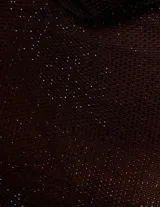 Minivestido marrón de red con cuello halter y espalda descubierta.