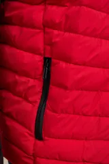 Campera capitoneada con capucha, con cambio de color tipo colorblock en verde militar y negro.