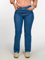 Pantalón de jean de corte recto, color azul medio, con bolsillos delanteros y traseros.