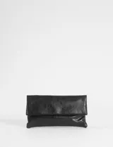 Sobre de mano plegable con textura efecto cuero, cuenta con una correa removible para llevar al hombro o cruzado.