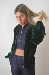 Campera verde inglés de terciopelo con cierre dorado, mangas abullonadas y puños elastizados.