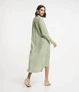Vestido chemise largo color verde menta, confeccionado en viscolino de marca Marfinno. Presenta cuello solapa, cierre frontal de botones contrastantes, manga larga con trabilla (martingale) y aberturas laterales en el bajo.