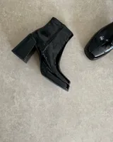 Botín negro de cuero vacuno con plataforma y taco cuadrado.