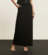 Pollera lápiz midi de tejido plano con corte sastre, color negro. Presenta traspase en la cintura y pences en la parte trasera. Confeccionada en poliéster y elastano.