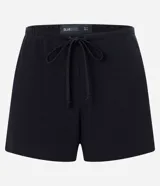 Short negro de tiro medio, corte regular, confeccionado en tejido ribana de algodón con elastano. Posee cintura elástica con cordón ajustable.