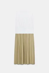 Vestido midi de diseño strapless con escote recto. Presenta un cuerpo superior blanco con textura fruncida y una falda inferior en tono beige con caída fluida.