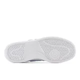 Championes urbanos New Balance modelo 80, color blanco, con diseño de corte bajo, puntera perforada para mayor ventilación y logo N característico en el lateral.