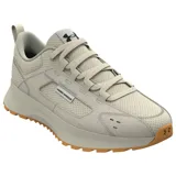 Championes Under Armour modelo Street Mirage, color beige con detalles en blanco. Presentan una parte superior de malla transpirable con superposiciones de gamuza, entresuela de EVA acolchada y suela exterior de goma dentada en color caramelo.