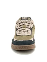 Championes Cat modelo Pause, de diseño retro con paneles en gamuza y lona. Presenta una combinación de colores verde oliva, beige y negro, con suela de goma texturizada y cordones jaspeados.