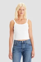 Musculosa blanca de algodón con breteles anchos y corte ajustado.