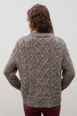 Buzo de lana con diseño de trenzas y ochos, de cuello redondo y calce holgado.