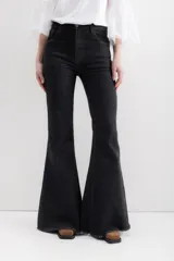 Jean de corte acampanado con cintura alta, confeccionado en denim azul oscuro. Presenta costuras en contraste y un acabado deshilachado en el ruedo.