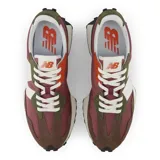 Championes urbanos New Balance modelo 327, con capellada de nylon color borgoña, superposiciones de gamuza color marrón y verde oliva, logo "N" sobredimensionado en blanco y suela de goma color hueso con diseño texturizado. 