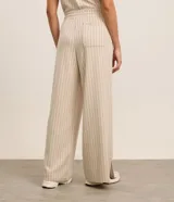 Pantalón deportivo de viscosa con estampado de rayas, modelo recto con cintura elástica, cordón para ajustes y bolsillos.
