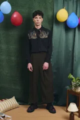 Camisa negra de manga larga con canesú frontal estampado con motivos artísticos de bodegón. Incluye una corbata fina integrada del mismo tono.