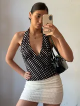 Minifalda color blanco con textura geométrica.