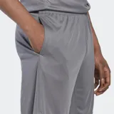 Short deportivo Reebok color gris, con cintura elástica y logo pequeño en el muslo izquierdo.