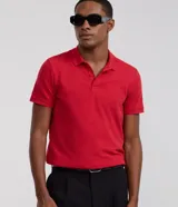 Remera polo slim negra de algodón con textura acanalada, cuello clásico con botones y mangas cortas.