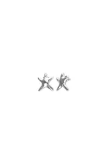 Aros tipo stud con diseño de estrella de mar, con acabado plateado.