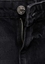 Short de denim estilo mom-fit en color negro gastado, tiro alto, con cinco bolsillos, trabillas para cinto y bajo vuelto.