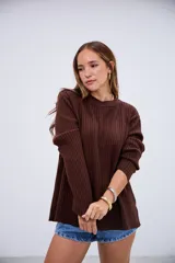 Sweater de punto acanalado color marrón chocolate, con cuello redondo y mangas largas con puños ajustados.