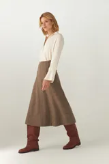 Falda midi evasé de lana color beige con finas rayas verticales y cierre oculto.