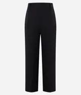 Pantalón de vestir negro, de corte recto, con trabillas en la cintura y cierre tradicional de botón y cremallera.