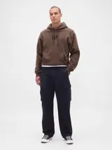 Canguro con capucha y bolsillo frontal tipo canguro, confeccionado en tejido de algodón. Presenta el logo de la marca bordado en el centro del pecho y un corte holgado.