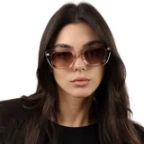 Lentes de sol con armazón de acetato en tono carey y cristales degradados. Presentan un diseño rectangular de estilo moderno y cuentan con protección UV400.