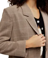 Blazer oversize de tejido a cuadros Príncipe de Gales en tonos marrones y beige, con solapas clásicas, cierre frontal de un botón y bolsillos de parche.