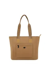 Cartera tipo tote de color beige con correas de hombro personalizadas con el logo de la marca. Presenta un bolsillo frontal con cierre y un aplique metálico en forma de labios.