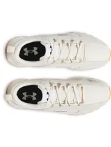 Championes urbanos Under Armour modelo Street Mirage, color beige con detalles en blanco. Presentan una parte superior de malla transpirable con superposiciones de gamuza, entresuela de EVA acolchada y suela de goma con agarre.