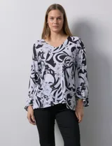 Blusa de seda fría estampada en blanco y negro, marca Ruby Rd. Tiene escote en V y mangas 3/4 amplias.