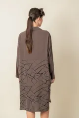 Túnica color almendra con estampado geométrico en negro, de corte oversize, con cuello camisero y mangas 3/4.