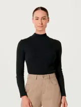 Polera marrón de cuello alto y manga larga, confeccionada en tejido de punto con elastano.