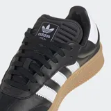 Championes Adidas Samba XLG negros con las tres tiras blancas y suela marrón.