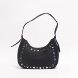 Bandolera tipo hobo negra con detalles de tachas metálicas plateadas en los bordes y correa ajustable.