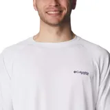 Remera de manga larga Columbia PFG, color blanco, con diseño técnico de secado rápido y protección solar. Presenta logo de la marca en el pecho y estampado PFG en la manga izquierda.