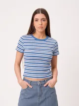 Remera corta de rayas horizontales en tonos azules y blancos, con cuello redondo de canalé y mangas cortas.
