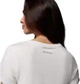 Remera corta de color blanco, de manga corta, con cuello redondo acanalado y ajuste ceñido al cuerpo. Confeccionada con tecnologías de protección solar y absorción de humedad.