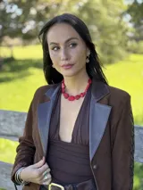 Collar corto con cuentas de piedra de forma irregular en color azul y pequeñas mostacillas. Incluye cierre de mosquetón y cadena de alargue de acero quirúrgico.