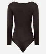 Body de manga larga con escote bote, confeccionado en tejido de poliamida y elastano. Presenta un diseño ajustado al cuerpo con cierre en el entrepiernas.