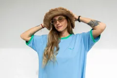 Vestido largo marrón con cuello redondo y mangas cortas con ribete amarillo. Estampado frontal con letras en color crema.