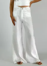 Pantalón de lino color beige, corte palazzo, con detalle de crochet en el lateral inferior.