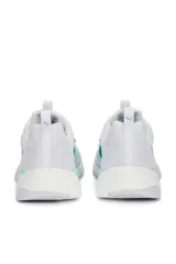 Championes Puma Zora, modelo deportivo para mujer, color rosado con suela blanca y detalles en marrón claro.