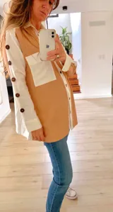 Camisa oversize color beige con detalles en blanco, de lino y mangas largas con botones.