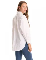 Camisa de corte oversize marca Grand & Greene, confeccionada en una mezcla de tencel, poliéster y elastano. Presenta cuello con solapa, cierre frontal con botones, mangas largas con hombros caídos y puños con botón. Incluye un bolsillo en el pecho, canesú trasero con tablón central y un bajo redondeado asimétrico, siendo más largo en la parte posterior.
